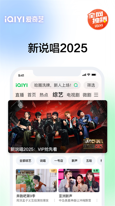 趴在书架上的虎斑猫爪尖触碰书脊壁纸